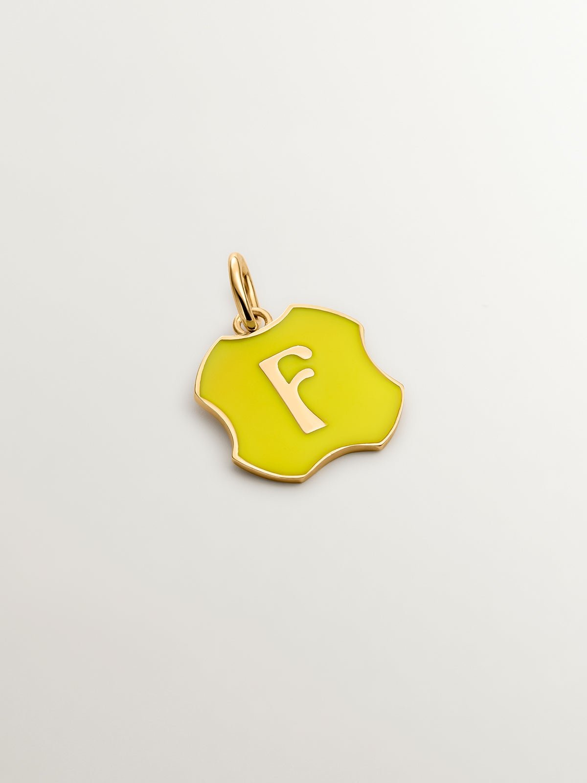 Charm de plata 925 bañada en oro amarillo de 18K con inicial F y esmalte amarillo con forma irregular