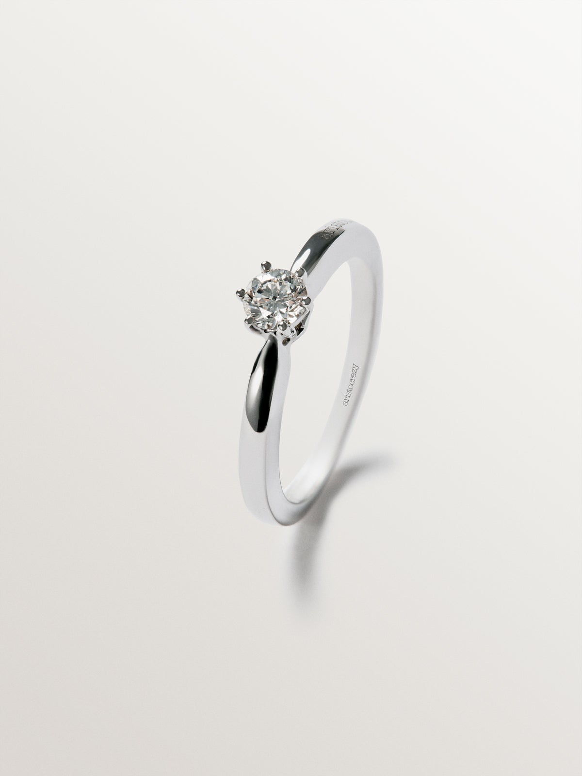 Anillo solitario de oro blanco de 18K con diamante 