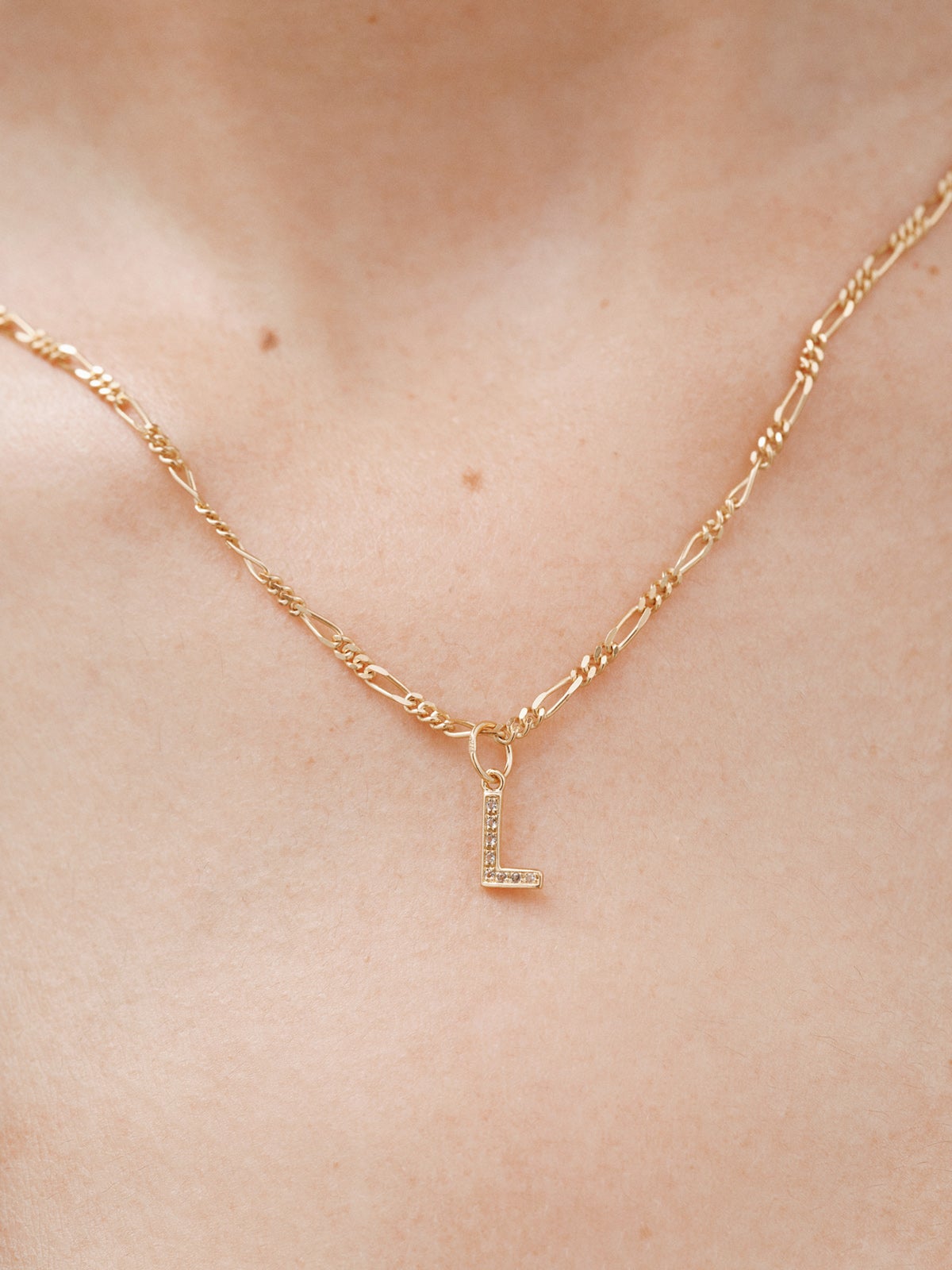 Charm de plata 925 bañada en oro amarillo de 18K y topacios blancos inicial L
