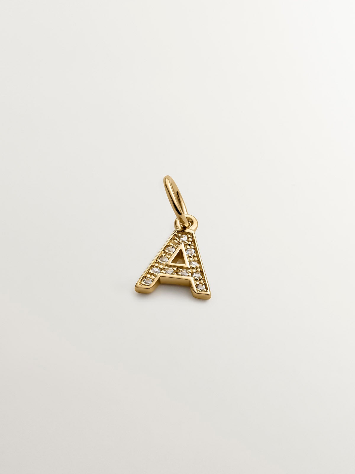 Charm de plata 925 bañada en oro amarillo de 18K y topacios blancos inicial A