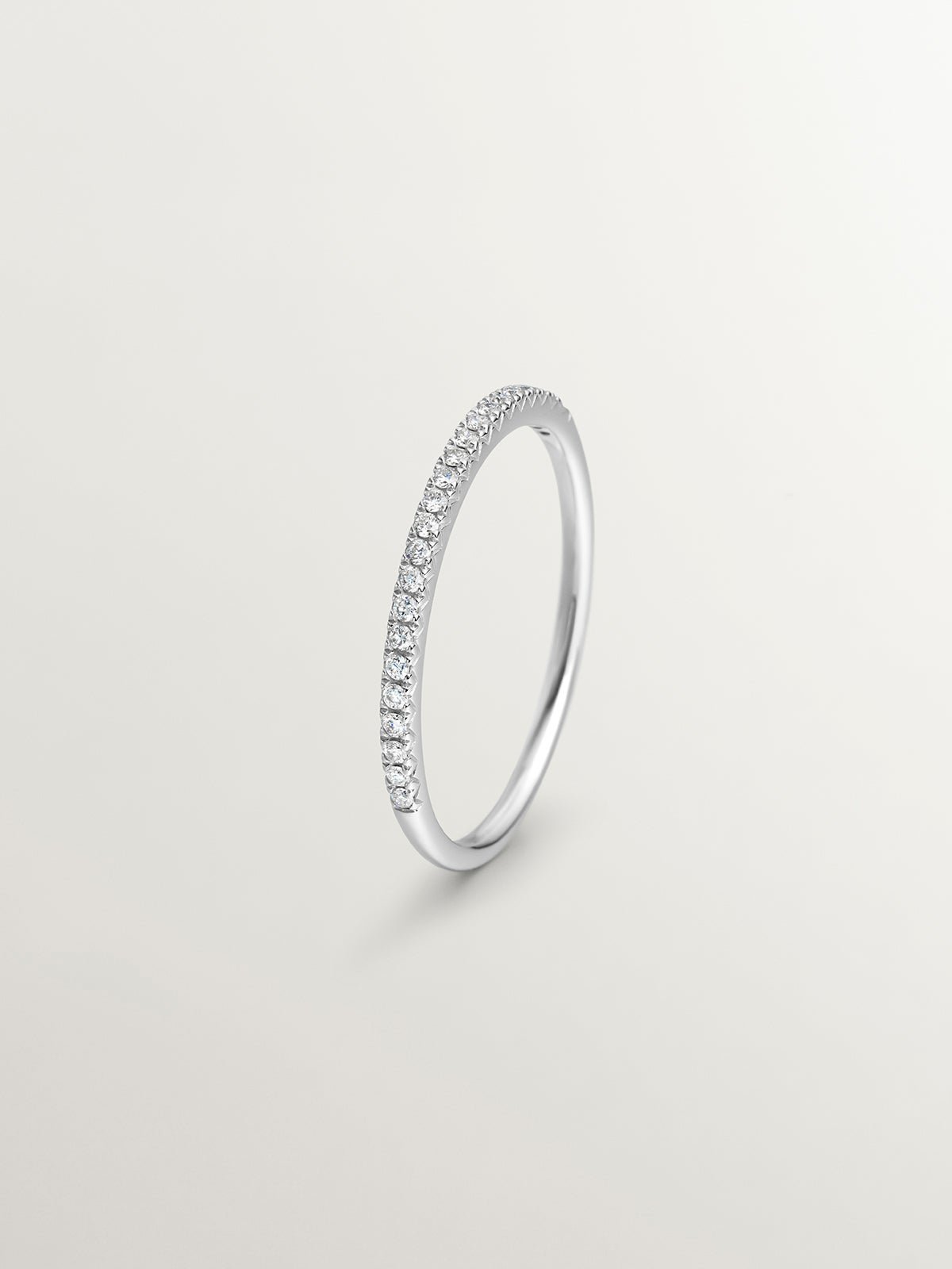 18K white gold ring with diamonds