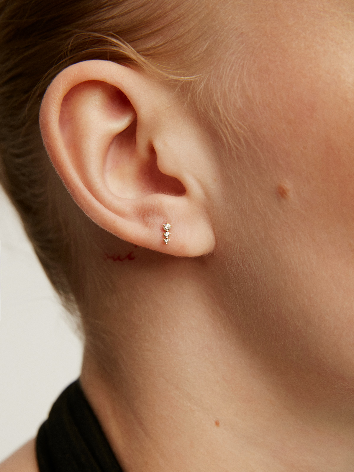 Single 18K yellow gold earring with triple diamond