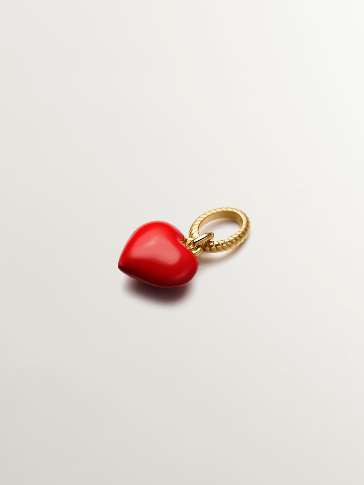 Charm de plata 925 bañada en oro amarillo de 18K con forma de corazón y esmalte rojo