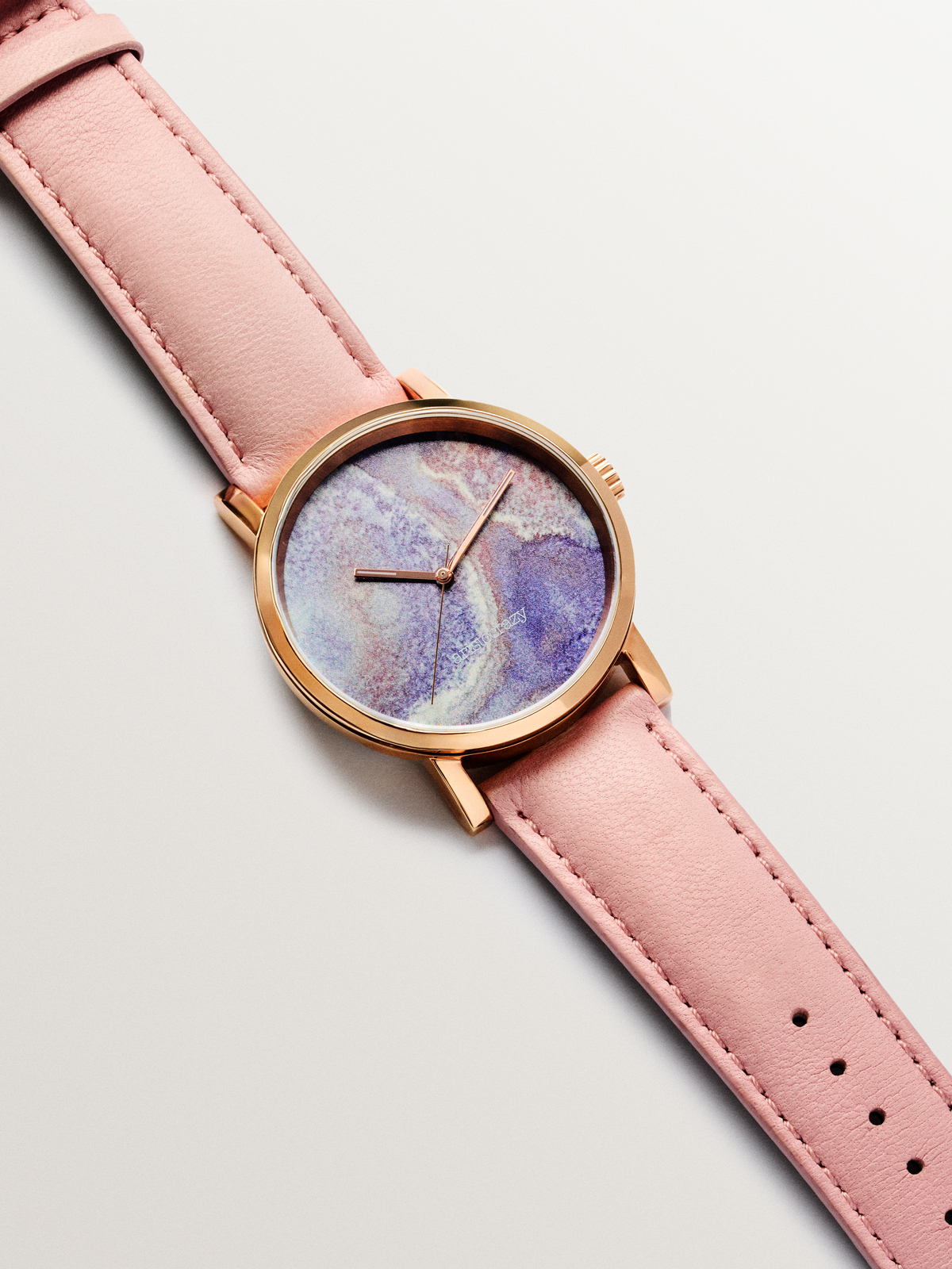 Reloj Watercolors con correa de cuero rosa y esfera efecto mármol multicolor