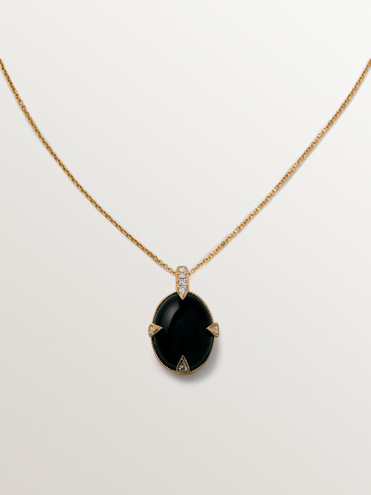 Colgante de oro amarillo de 18K con ónix negro y diamantes en talla brillante
