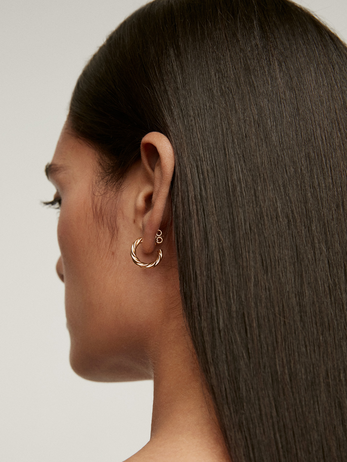 Medium hoop earrings made of 925 silver covered in 18k gold with fluted texture.