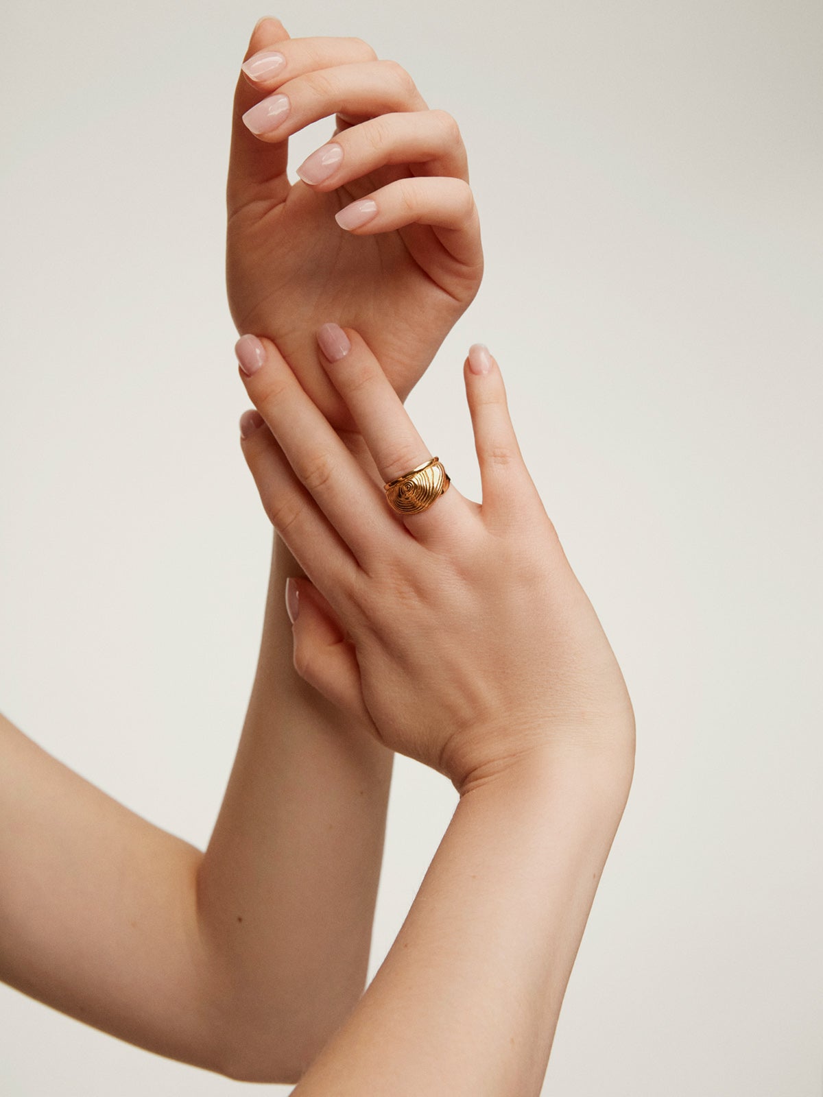 Anillo ancho de plata 925 bañada en oro amarillo de 18K con relieve y forma irregular