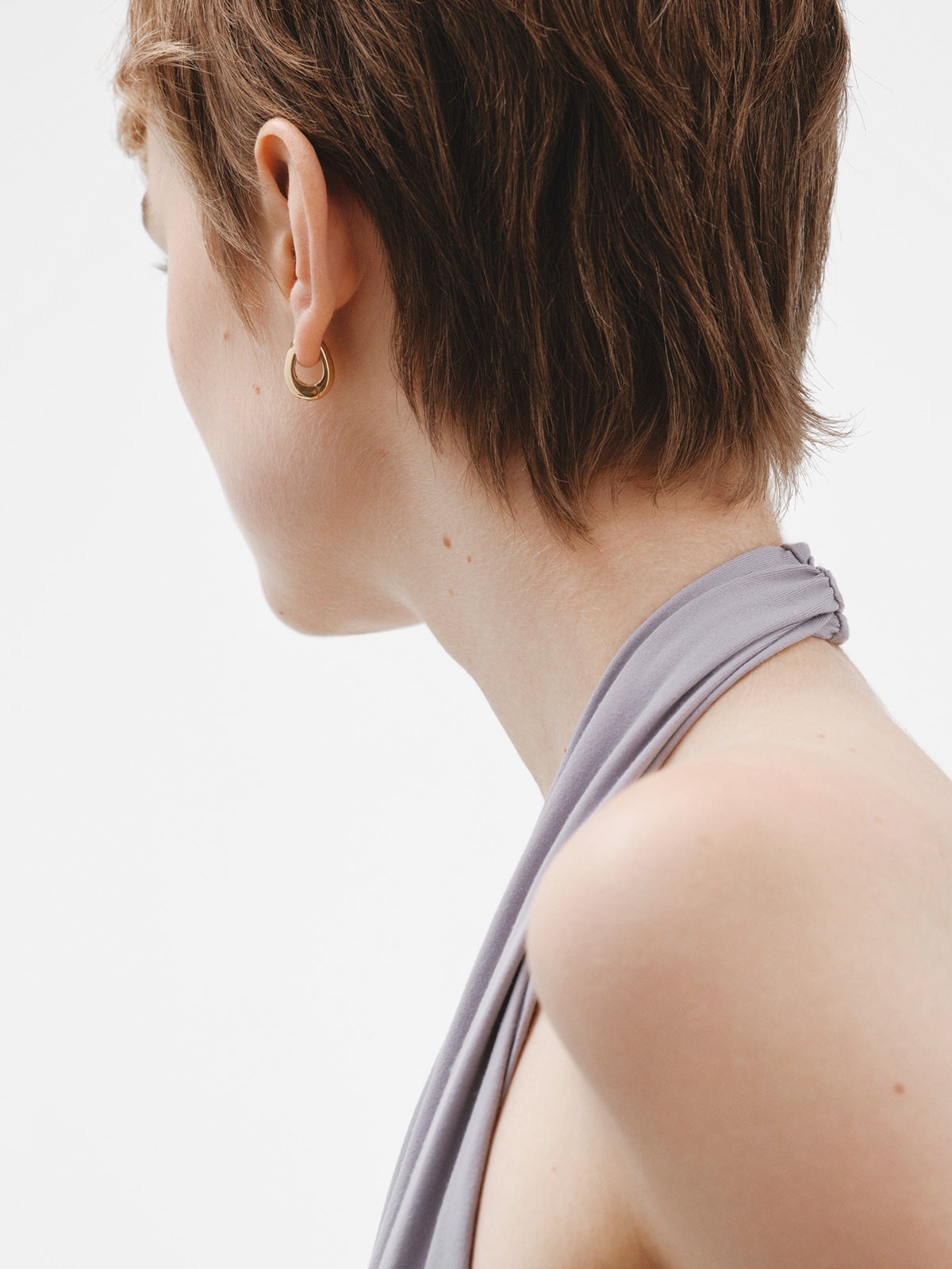 Boucles d'oreilles de créoles moyennes épaisses en argent 925 plaqué or jaune 18K de forme ovale.
