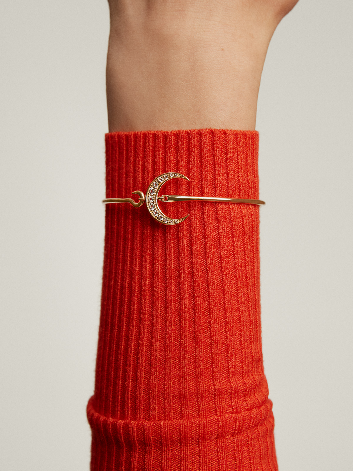 Pulsera rígida de plata 925 bañada en oro amarillo de 18K con luna y topacios blancos