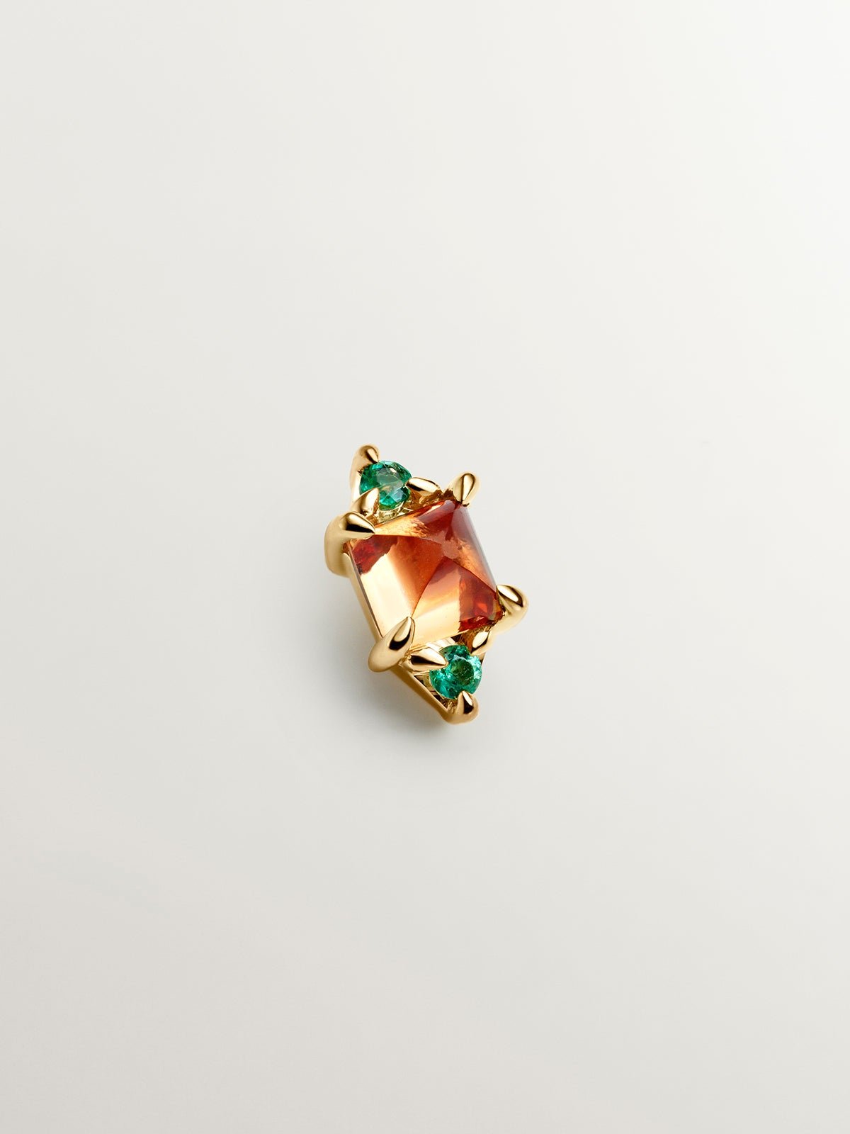 Pendiente individual de oro amarillo de 18K con zafiro naranja y esmeraldas verdes