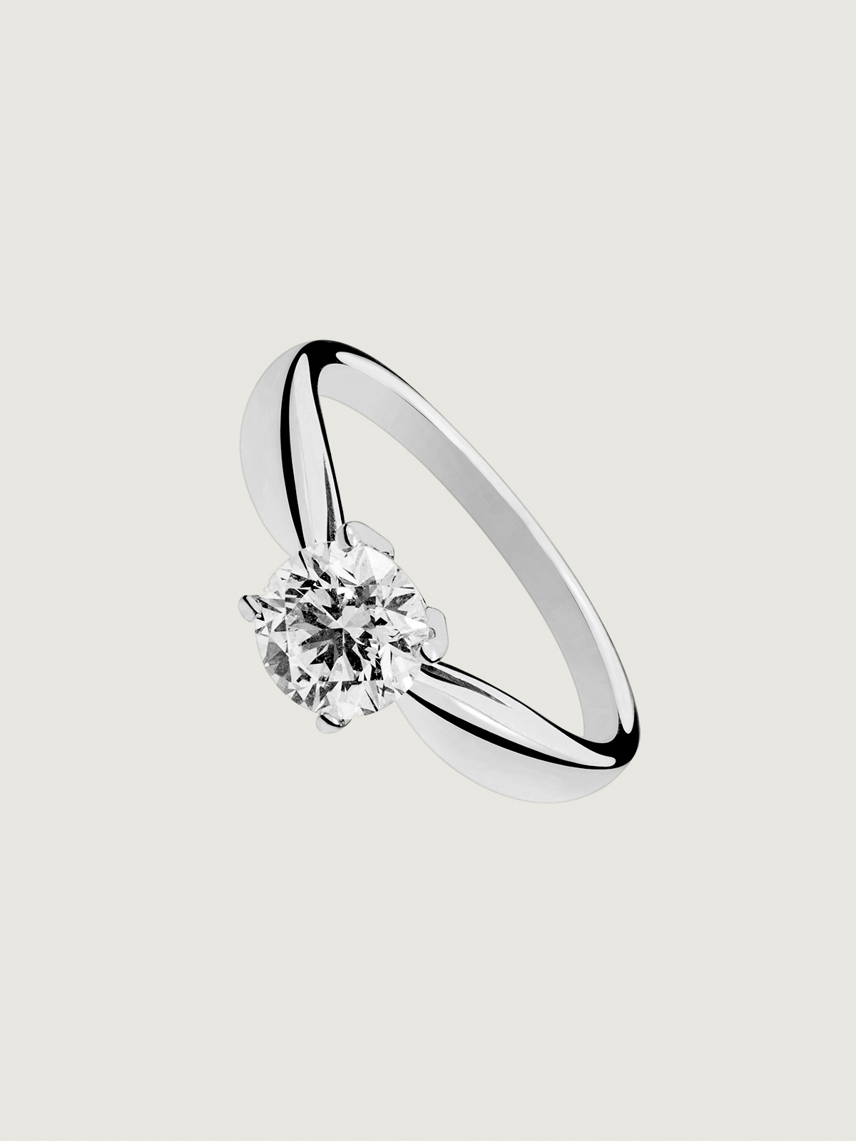 Anillo tipo solitario de oro blanco de 18K con diamante 0,25 cts