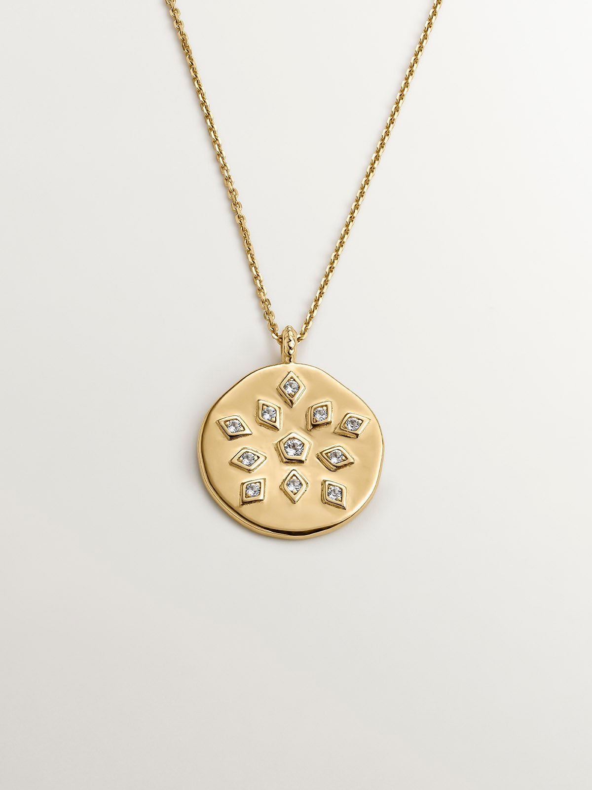 Colgante de plata 925 bañada en oro amarillo de 18K con medalla y topacios blancos