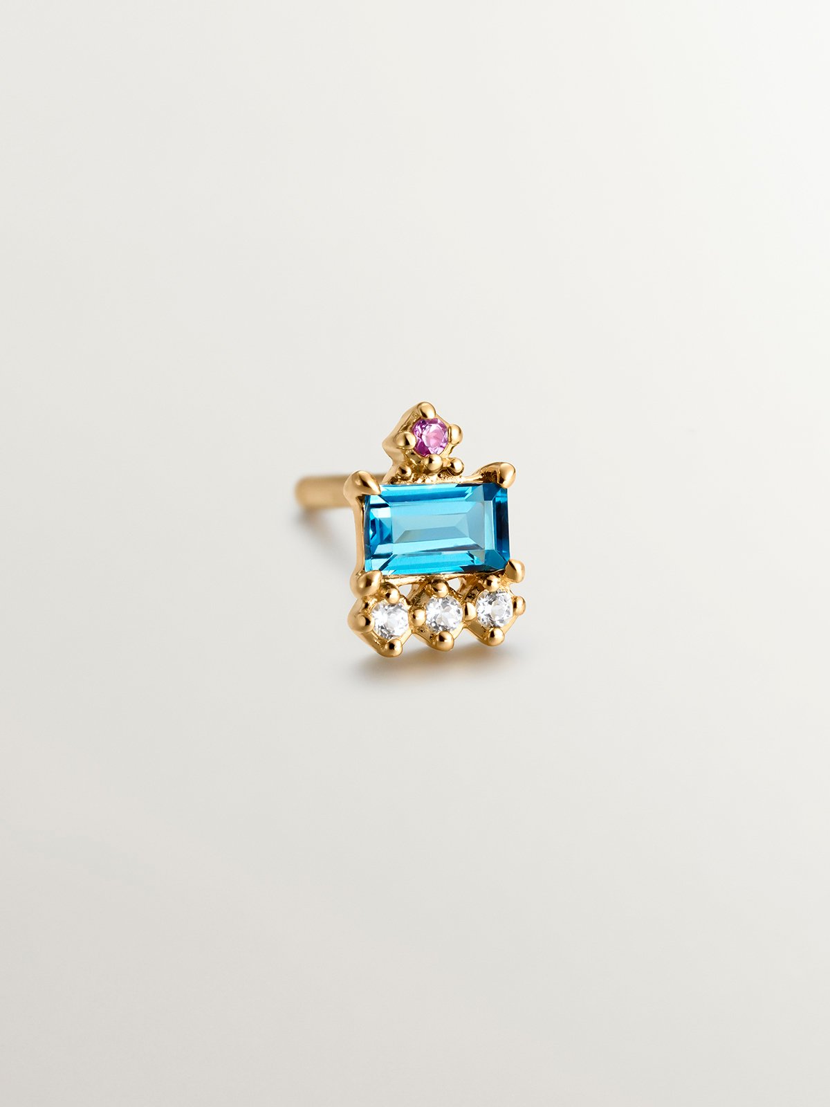 Pendiente individual de plata 925 bañada en oro amarillo de 18K con topacios blancos y azul london y rodolita rosa