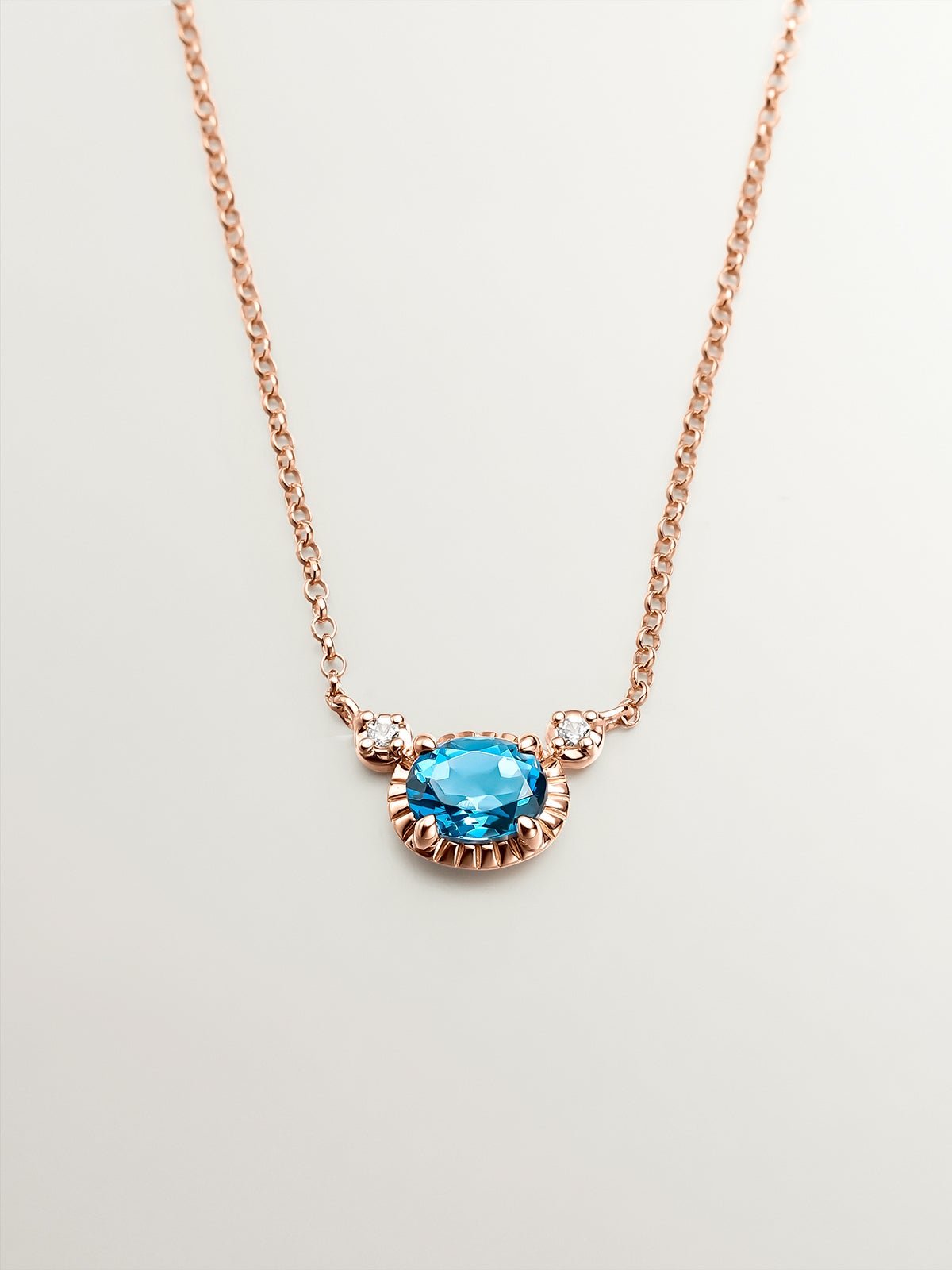 Colgante de plata 925 bañada en oro rosa de 18K con topacios azul london y blancos