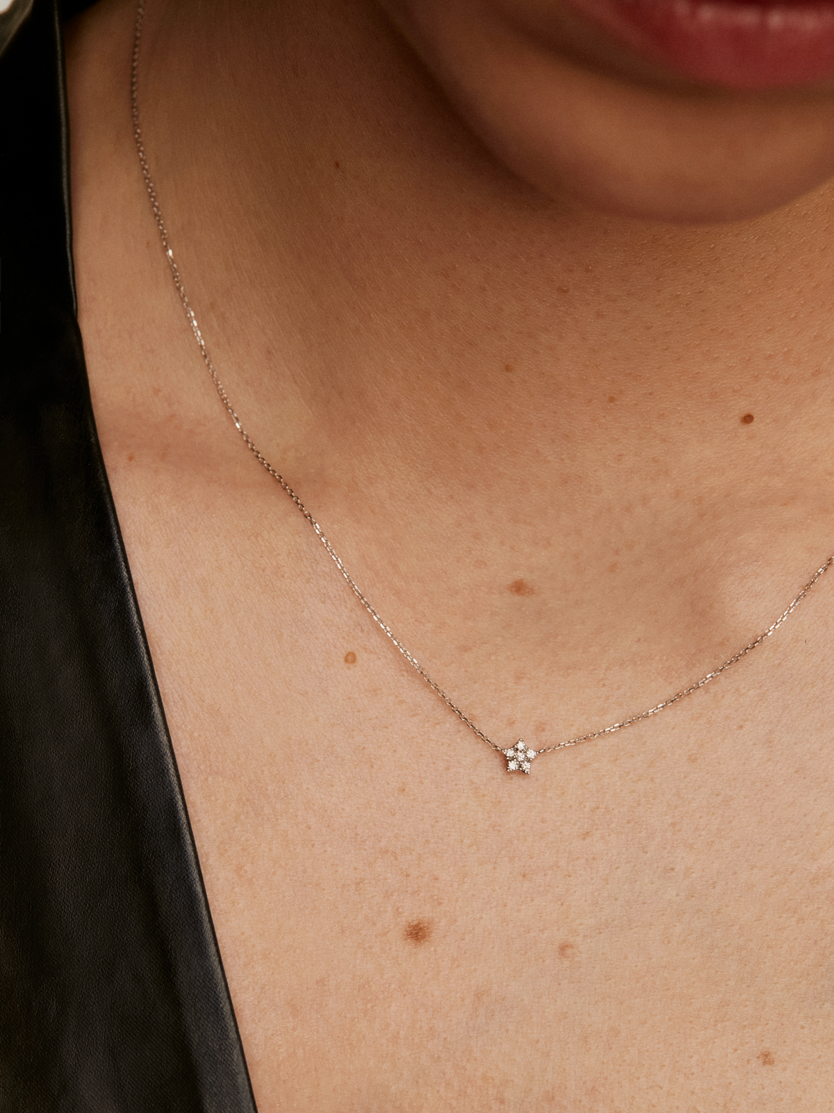 Colgante de oro blanco de 18K con estrella de diamantes