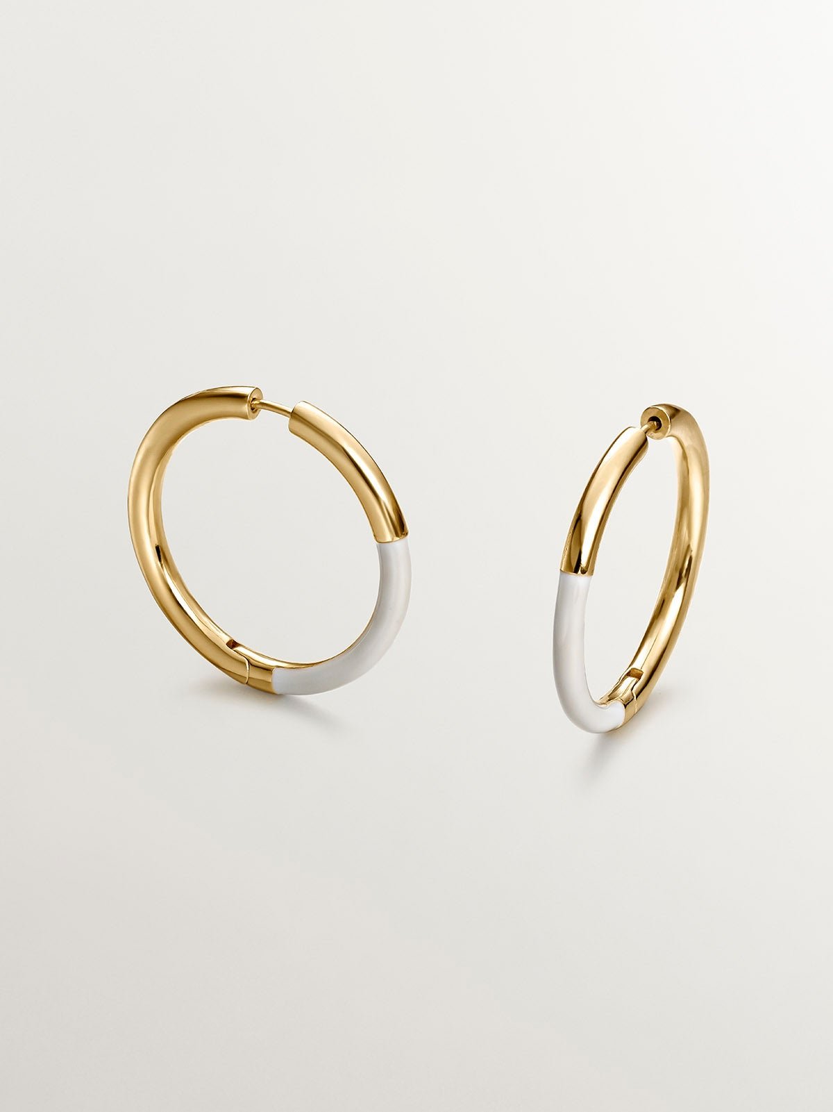 Pendientes de aro grandes de plata 925 bañada en oro amarillo de 18K con esmalte blanco