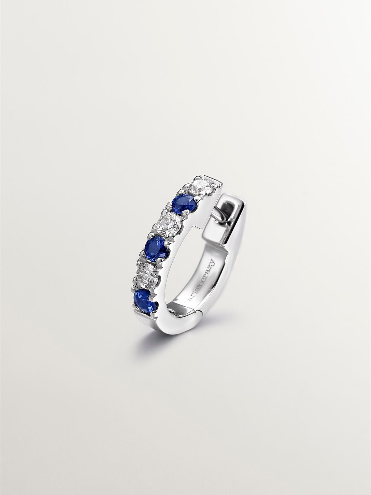 Pendiente individual pequeño de aro de oro blanco de 9K con zafiros azules y diamantes