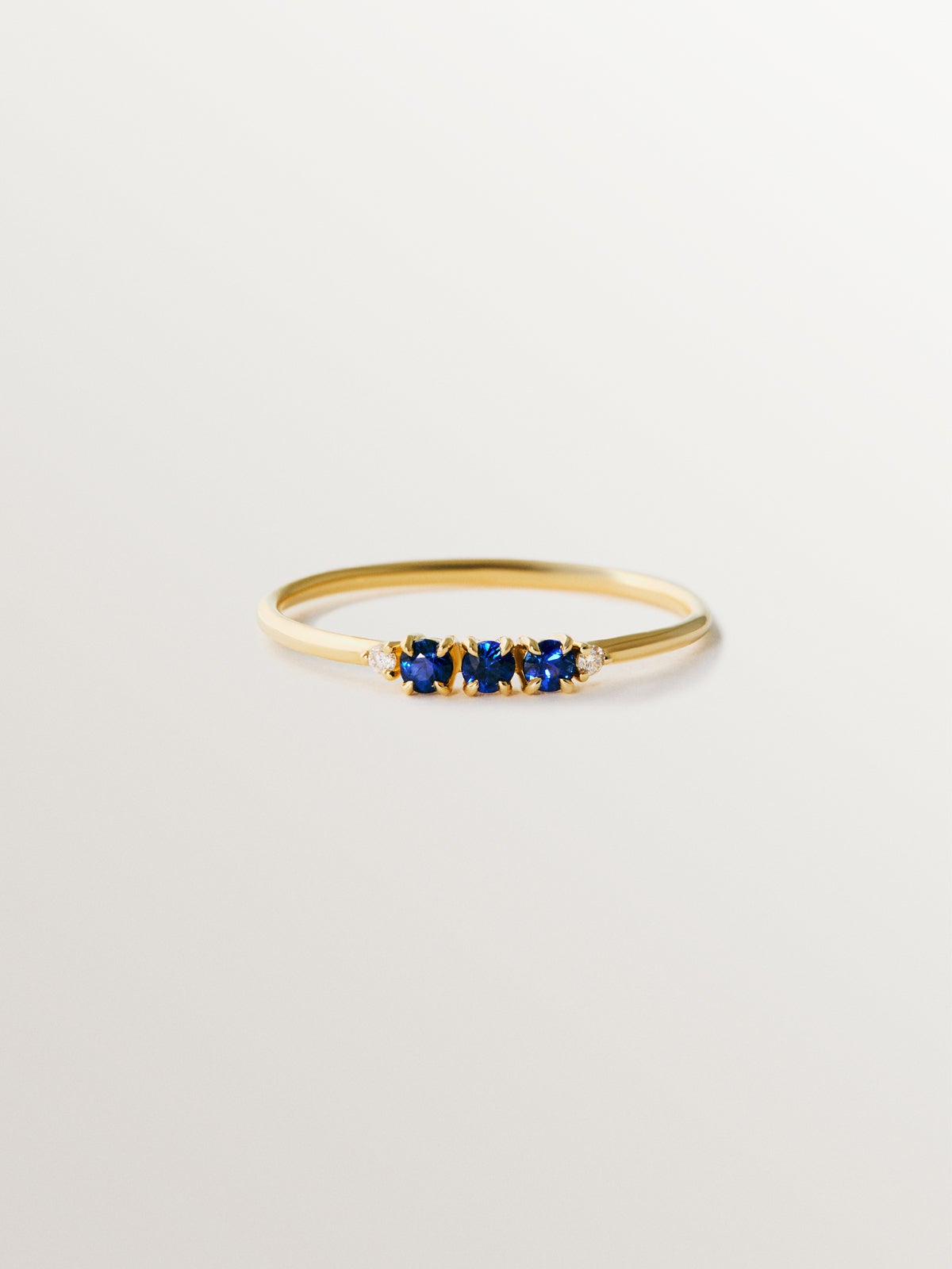 9K yellow gold ring with sapphires and diamonds