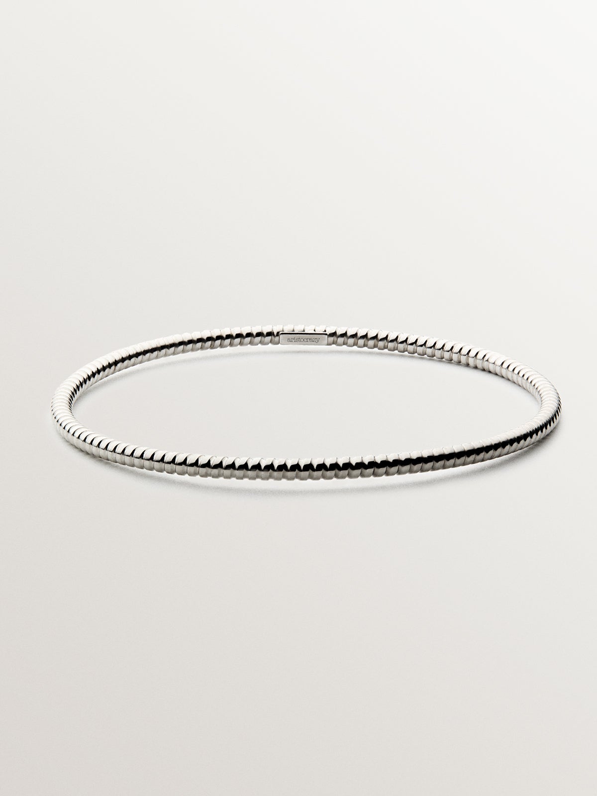 Pulsera rígida estilo semanario de plata 925 rodiada.