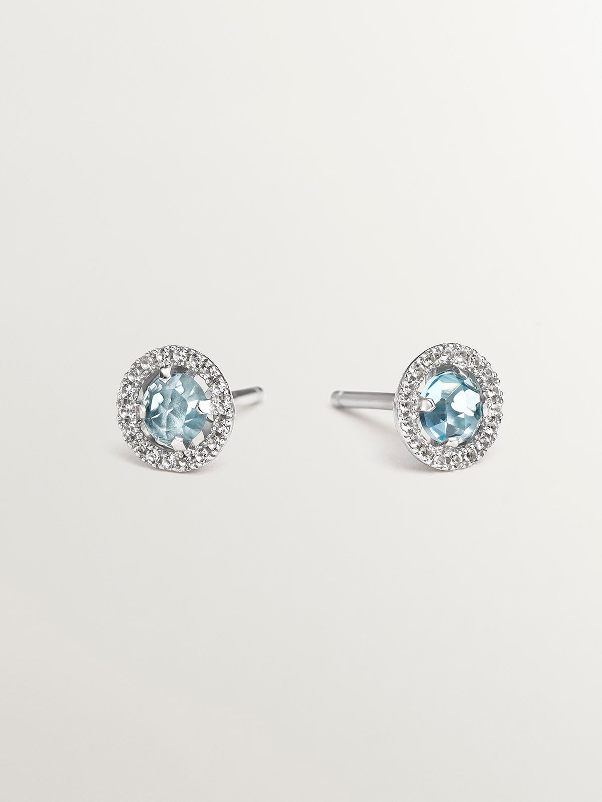 Pendientes de botón de plata 925 cos topacio azul 0,82 cts y orla de zafiros blancos