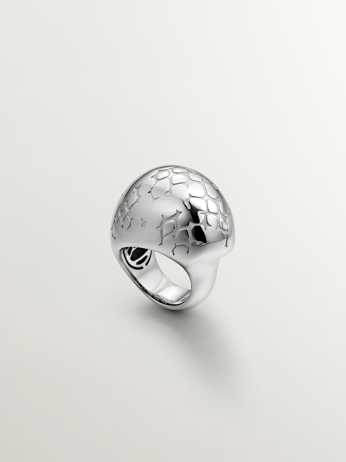 Anillo abombado de plata 925 y textura de serpiente