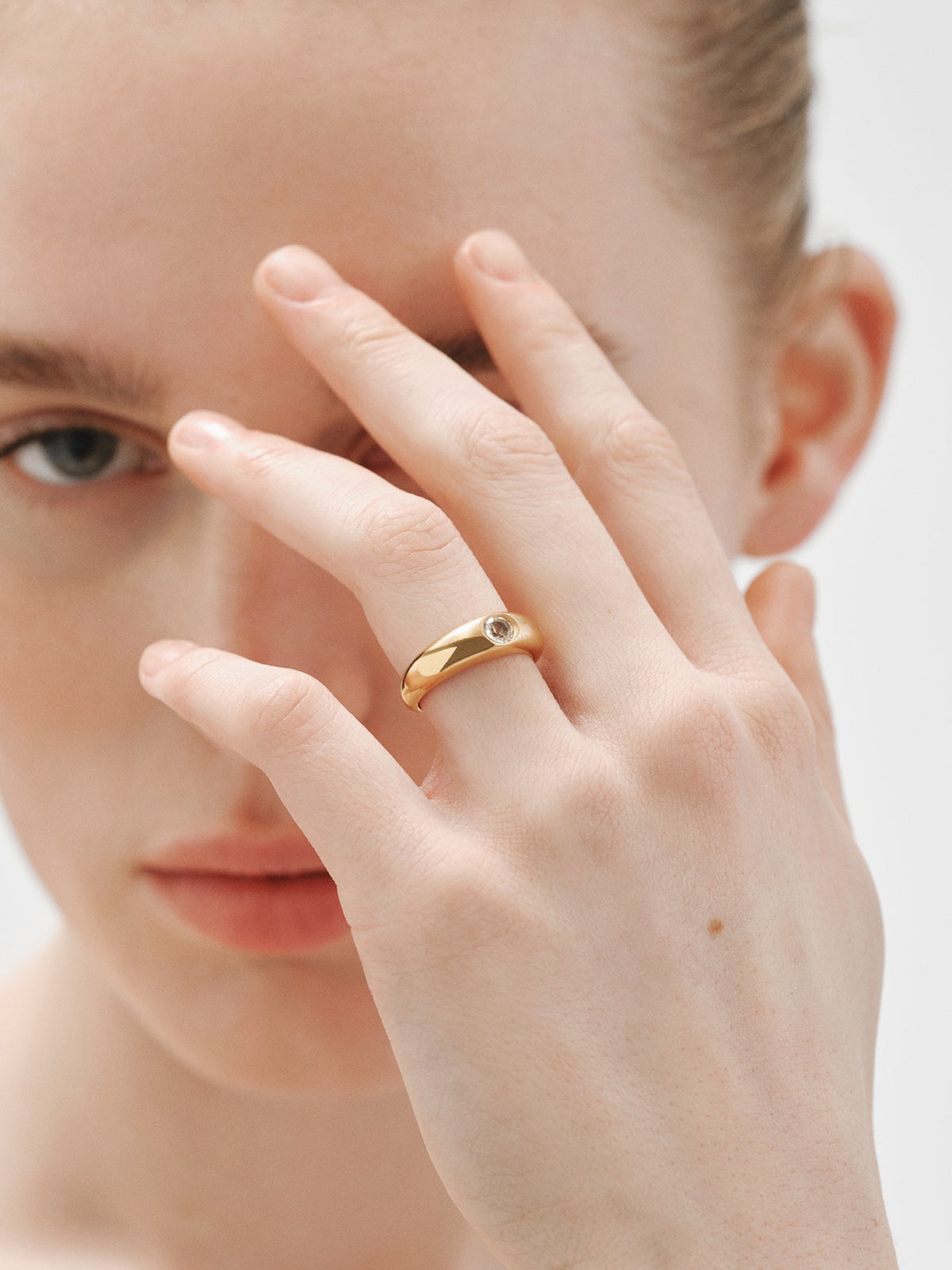Anillo de plata 925 bañada en oro amarillo de 18K con topacio blanco 