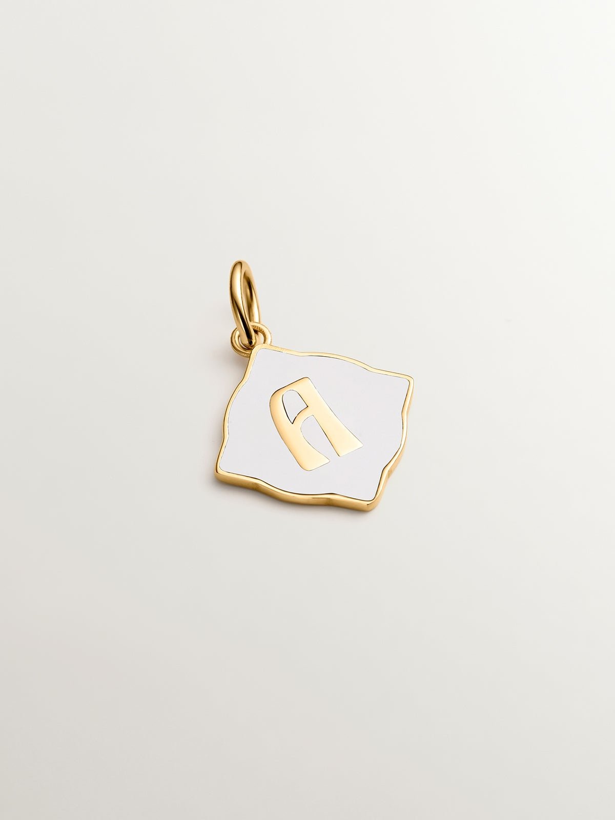 Charm de plata 925 bañada en oro amarillo de 18K con inicial A y esmalte blanco con forma de rombo irregular