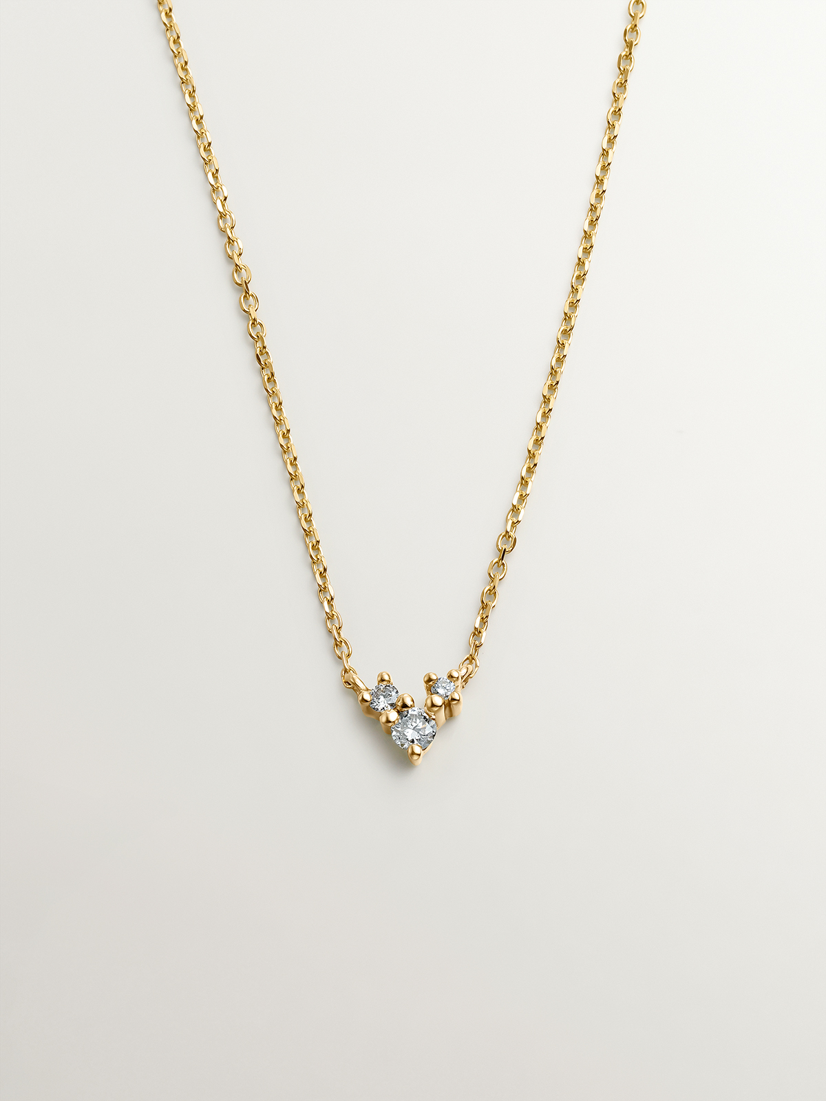 Colgante de oro amarillo de 9K con tres diamantes