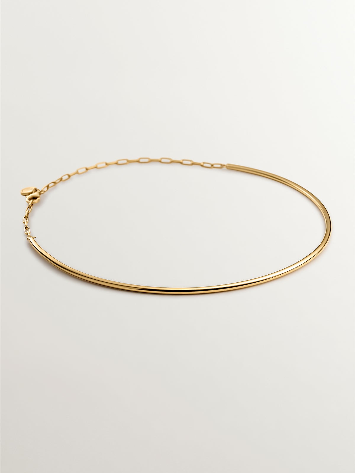 Rigid necklace made of 925 sterling silver coated in 18K yellow gold.