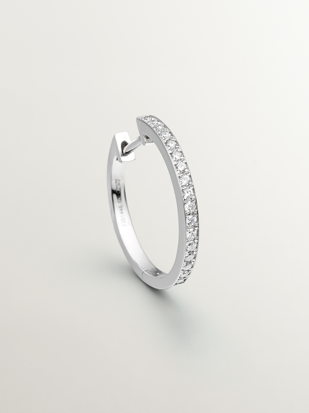 18K white gold single hoop earring with brilliant-cut diamond