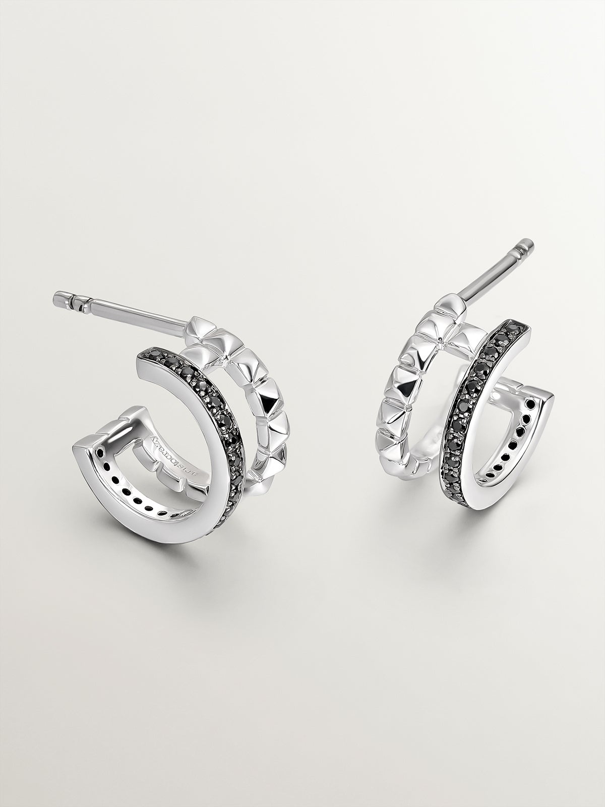 Petites boucles d'oreilles en double anneau en argent 925 avec relief et spinelles noires