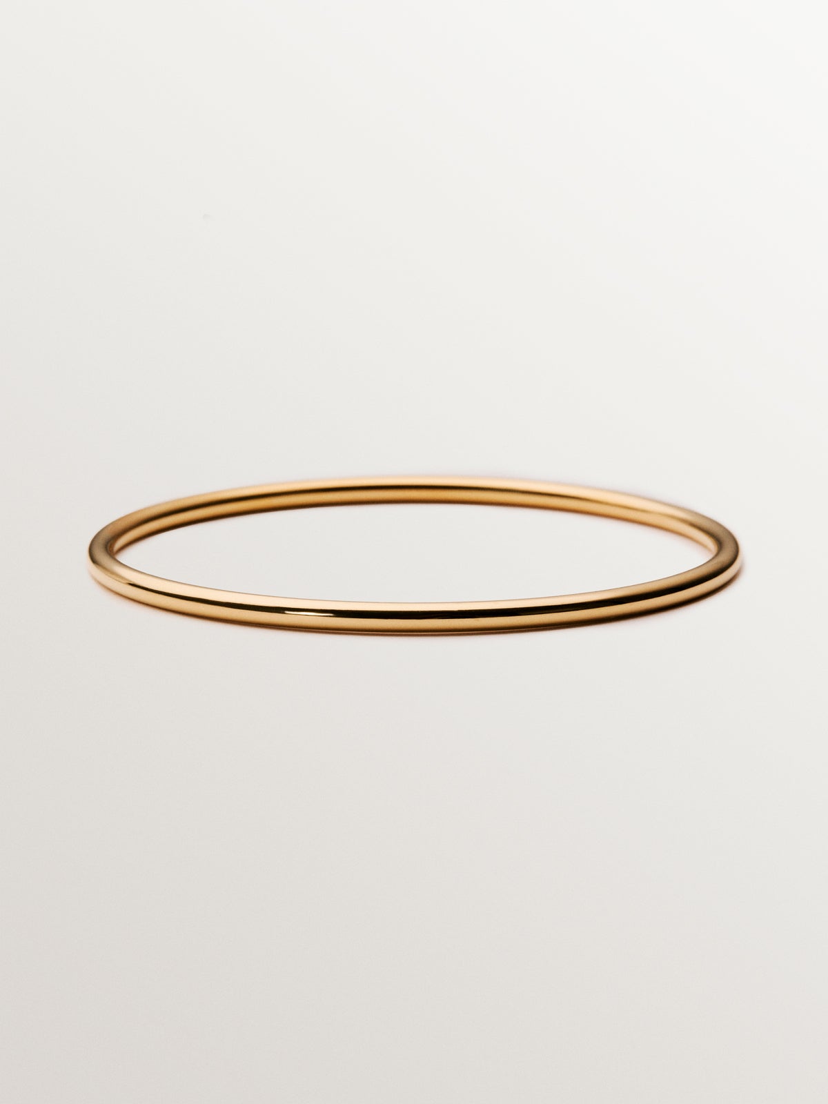 Pulsera rígida estilo semanario de plata 925 bañada en oro amarillo de 18K.