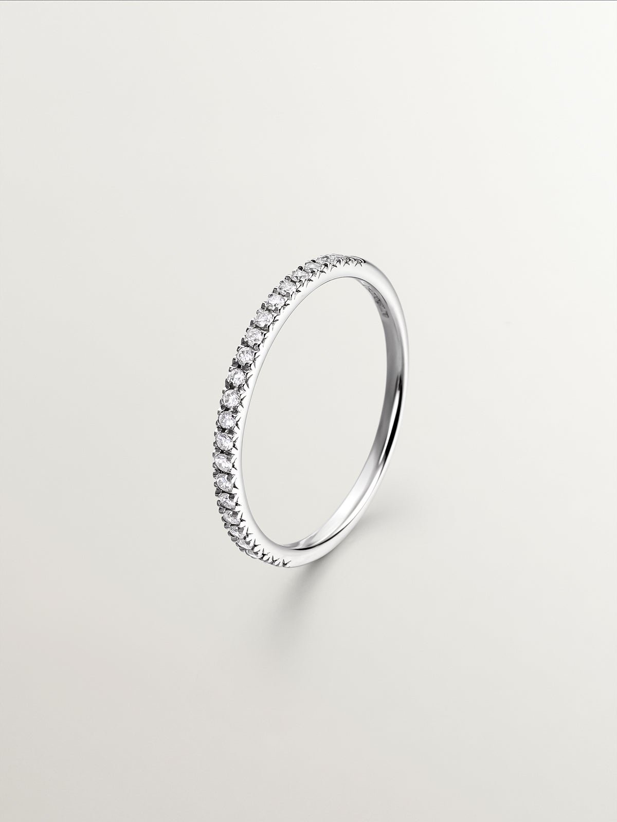 Anillo de oro blanco de 18K con diamantes