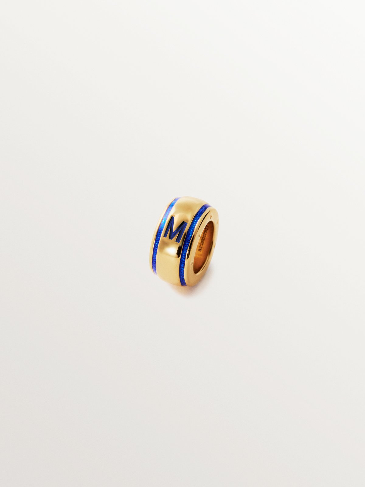 Breloque avec initiale M en argent 925 plaqué or jaune 18 carats et émail bleu de forme circulaire