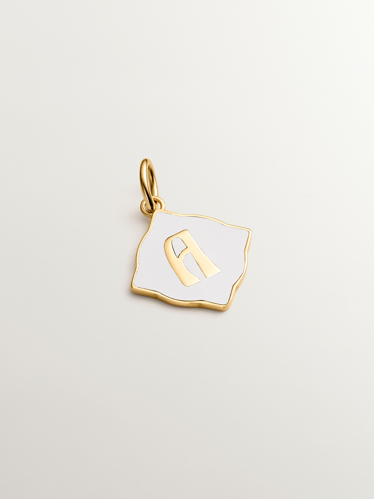 Breloque en argent 925 plaqué or jaune 18K avec initiale A et émail blanc en forme de diamant irrégulier