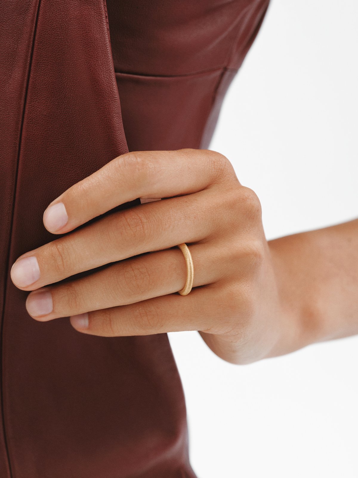 Anillo pequeño con textura de plata 925 bañada en oro de 18K