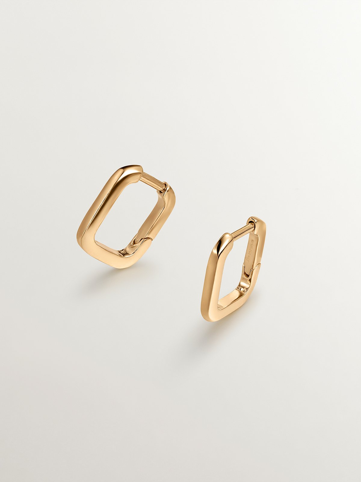 Pendientes de aro cuadrados en plata 925 bañada en oro amarillo de 18K