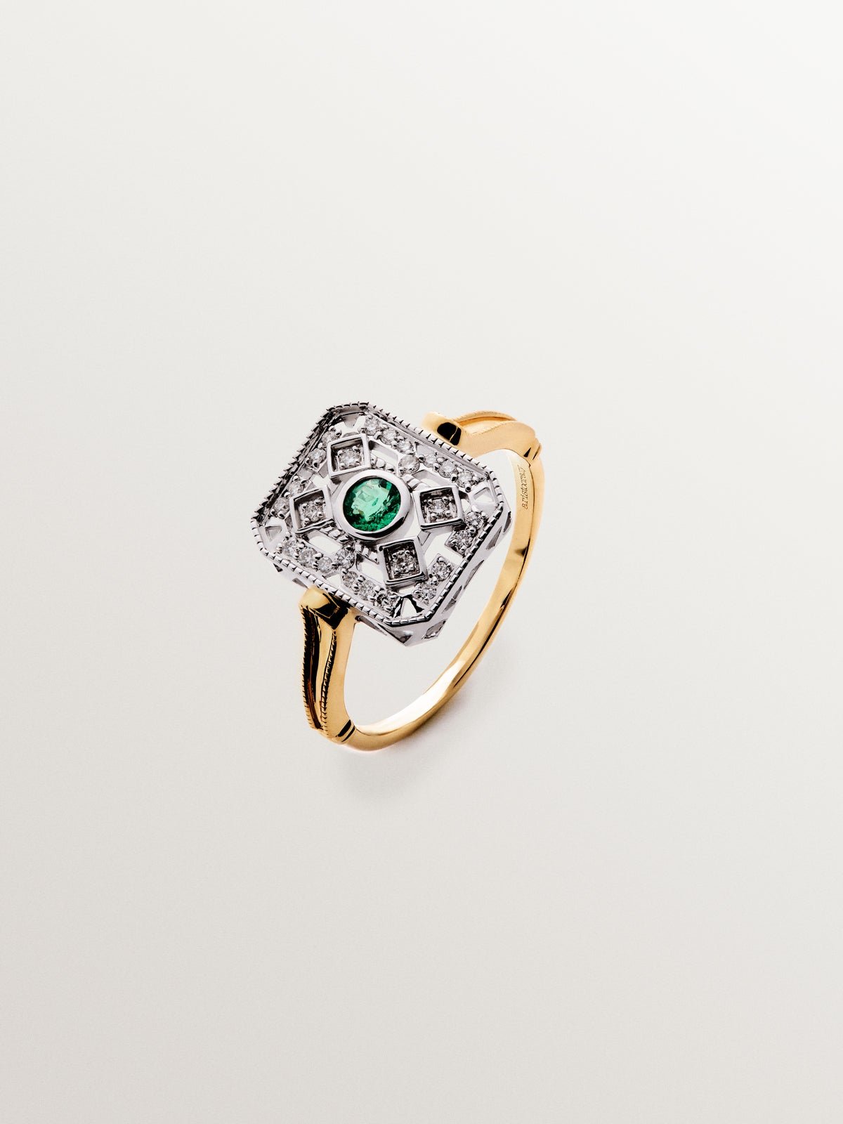 Anillo de oro blanco y oro amarillo de 18K con diamantes en talla brillante y esmeraldas en talla brillante