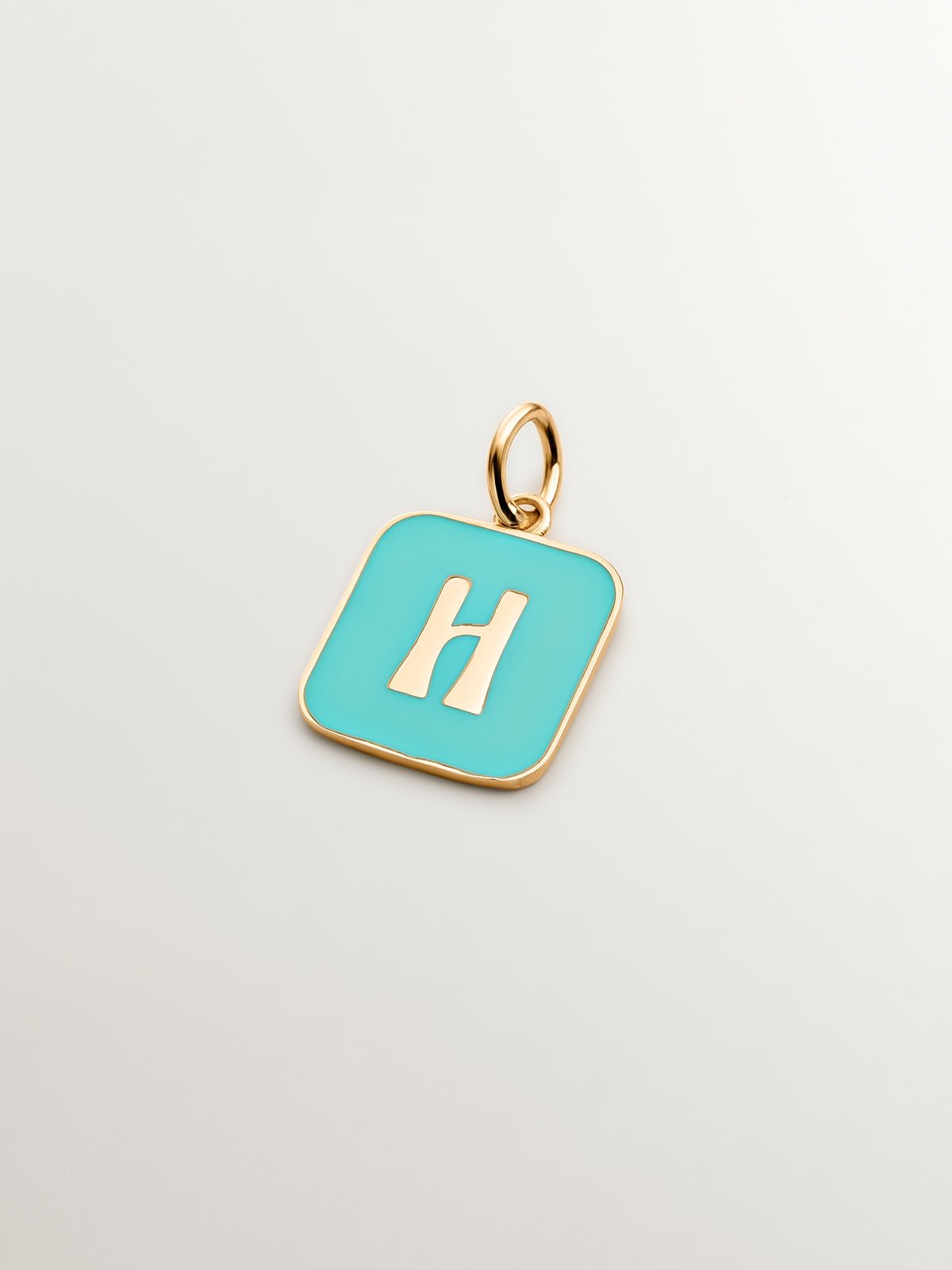 Charm de plata 925 bañada en oro amarillo de 18K con inicial H y esmalte turquesa con forma cuadrada