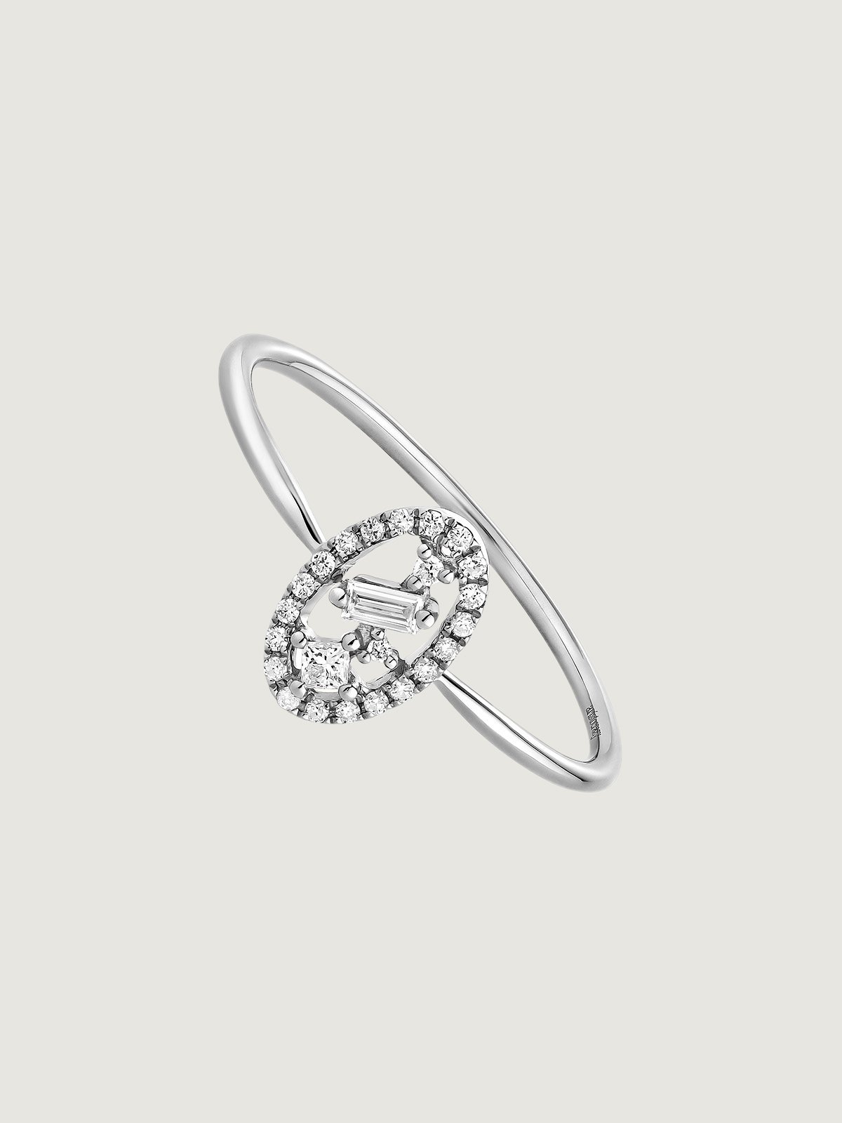 Bague ovale en or blanc 18kt avec des diamants et une bordure de diamants