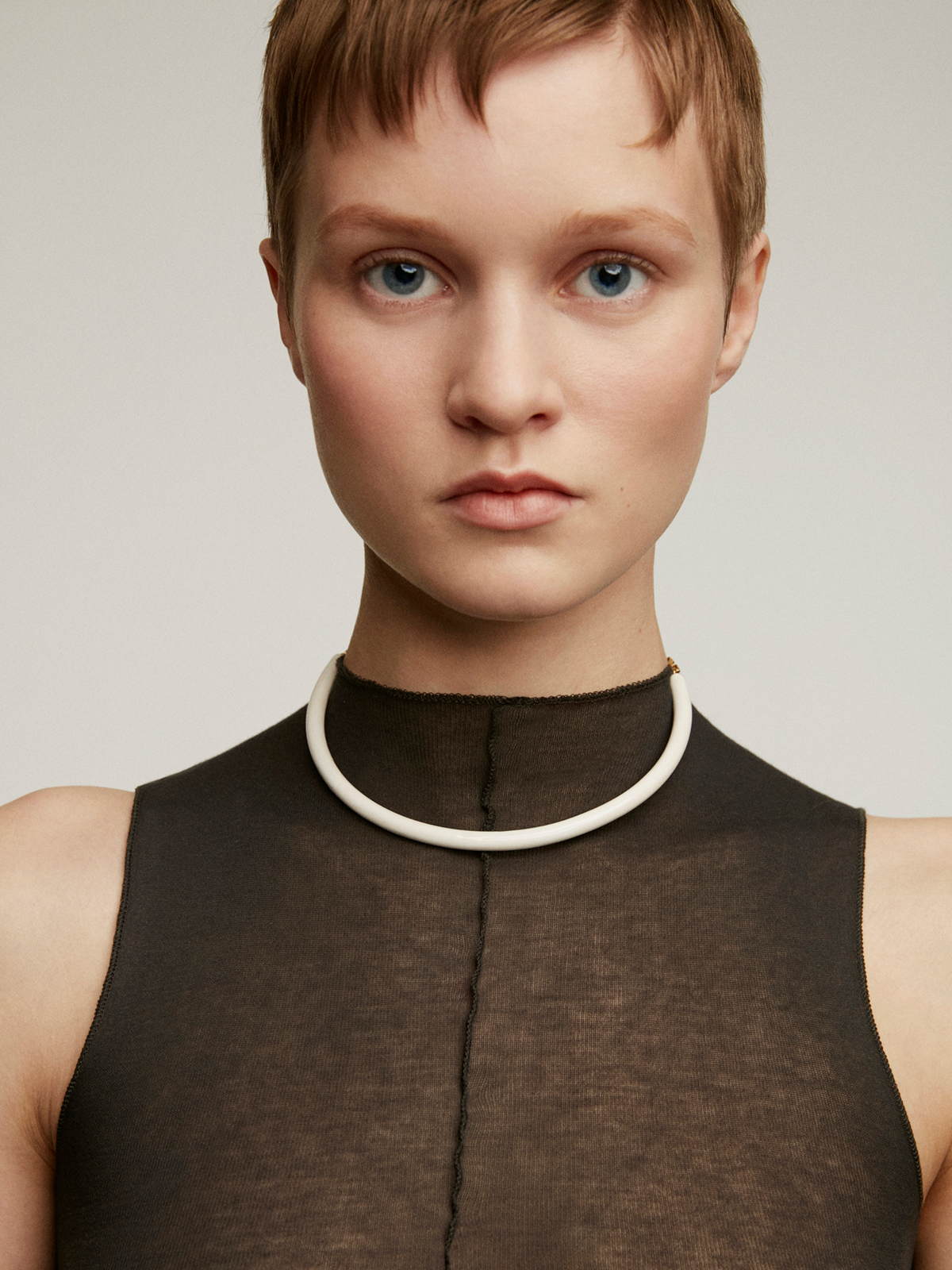 Collar tipo choker de plata 925 bañada en oro amarillo de 18K con esmalte blanco