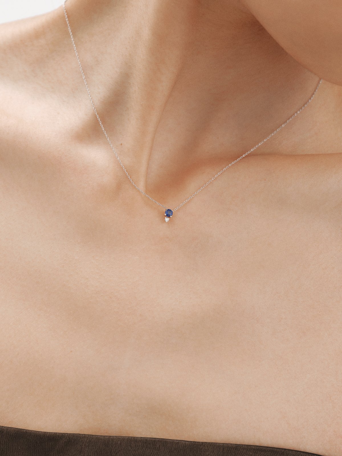 18K white gold pendant with sapphire and diamond.