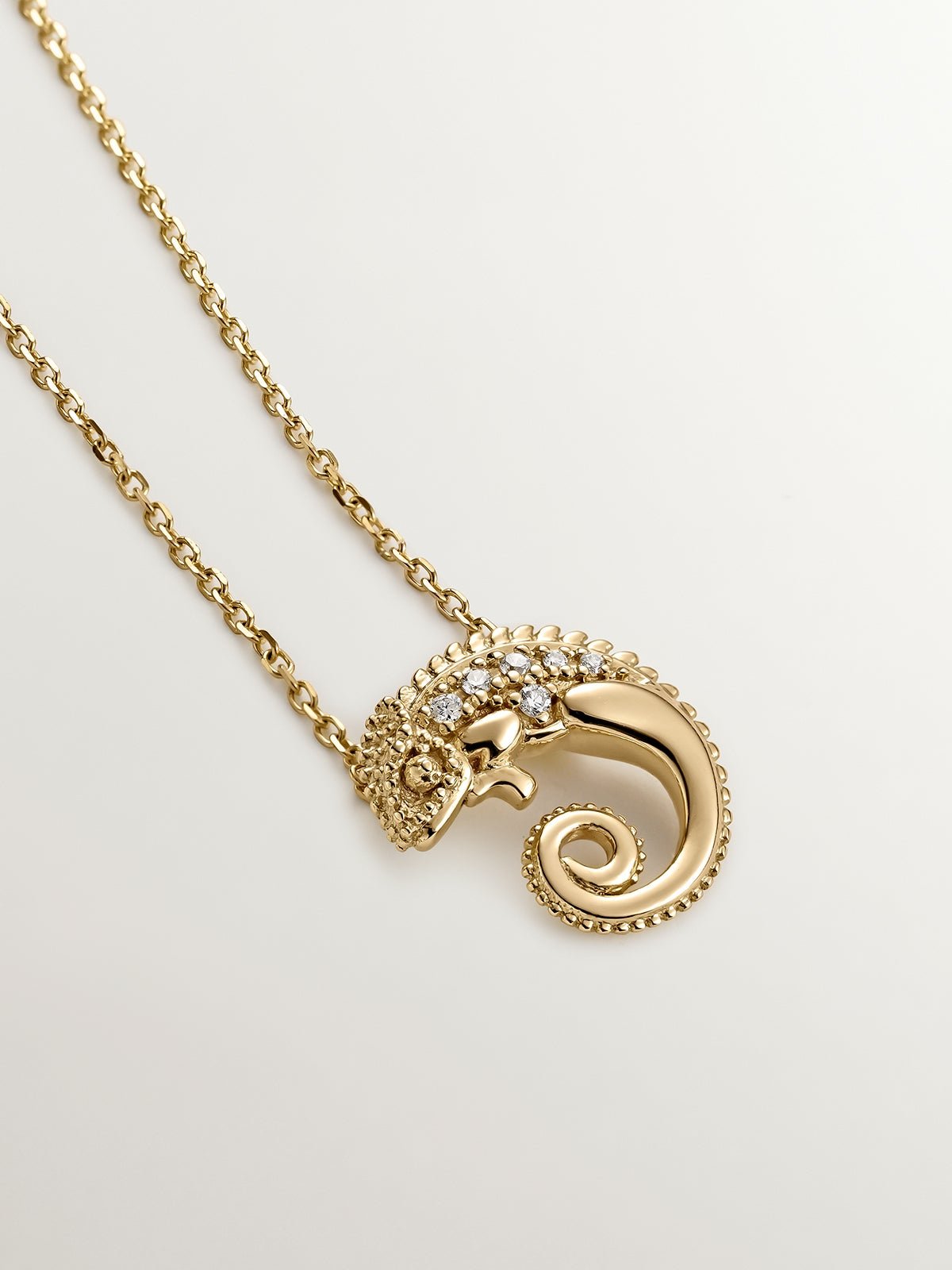18K yellow gold pendant with chameleon and diamonds