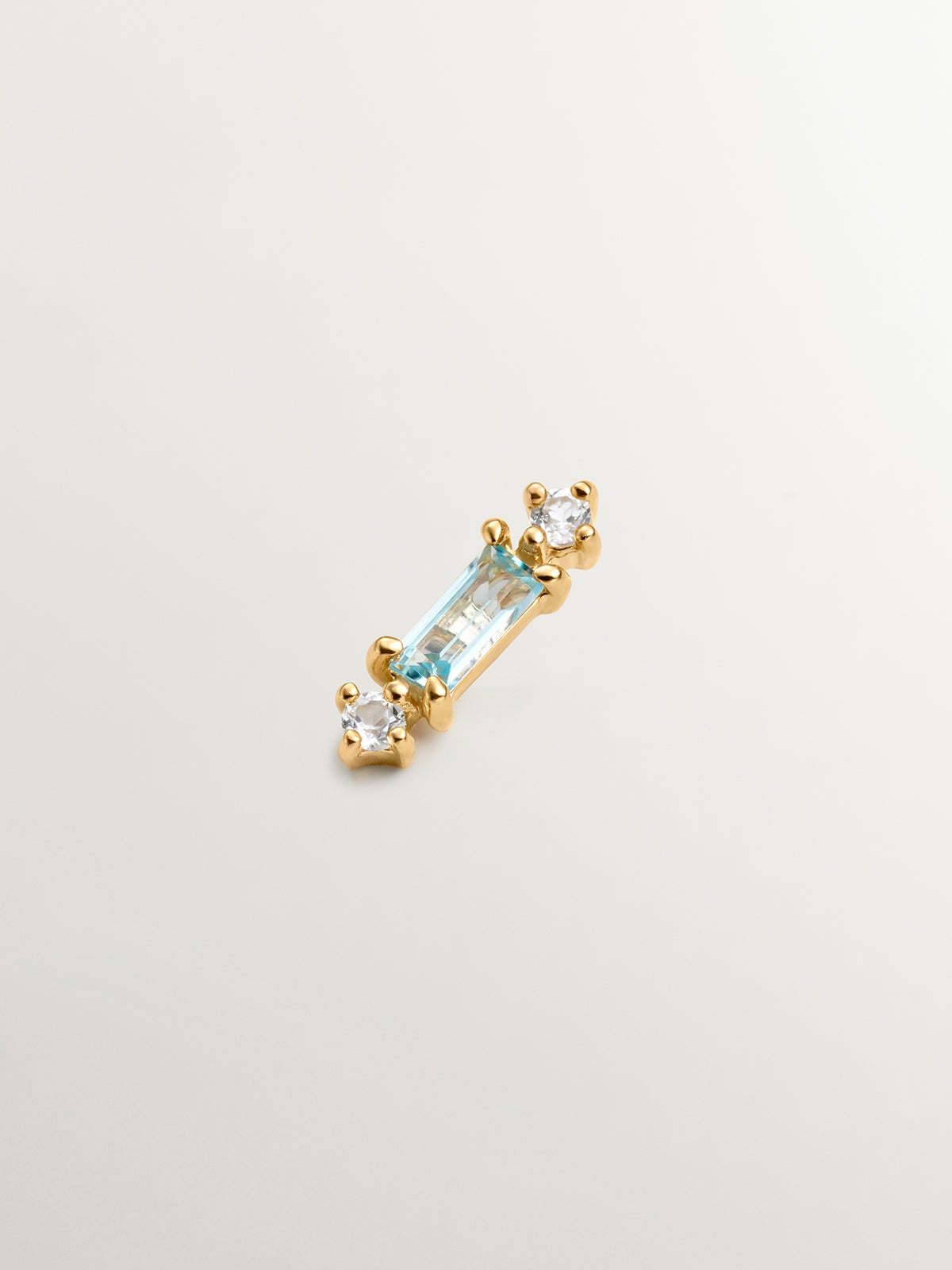 Pendiente individual de plata 925 bañada en oro amarillo de 18K con topacios azul sky y blancos