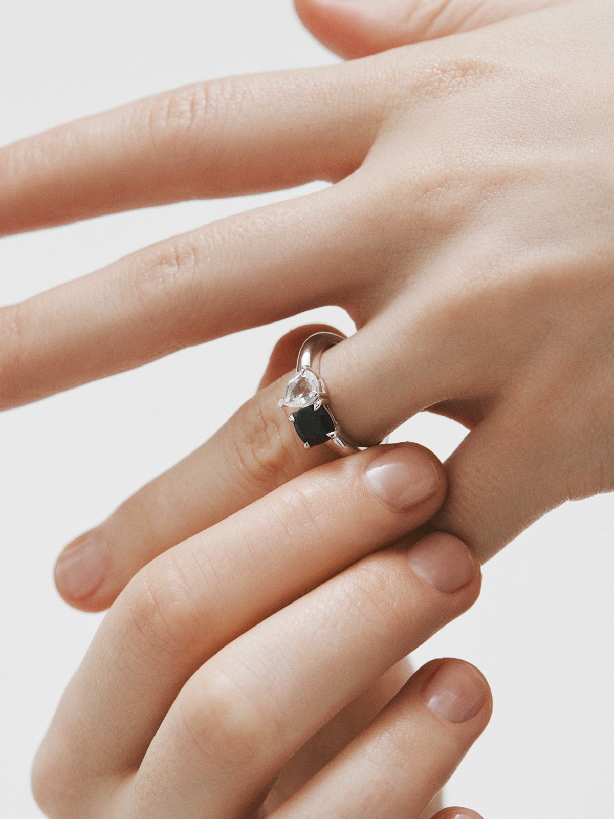 Anillo de plata 925 con espinela negra y cuarzo blanco