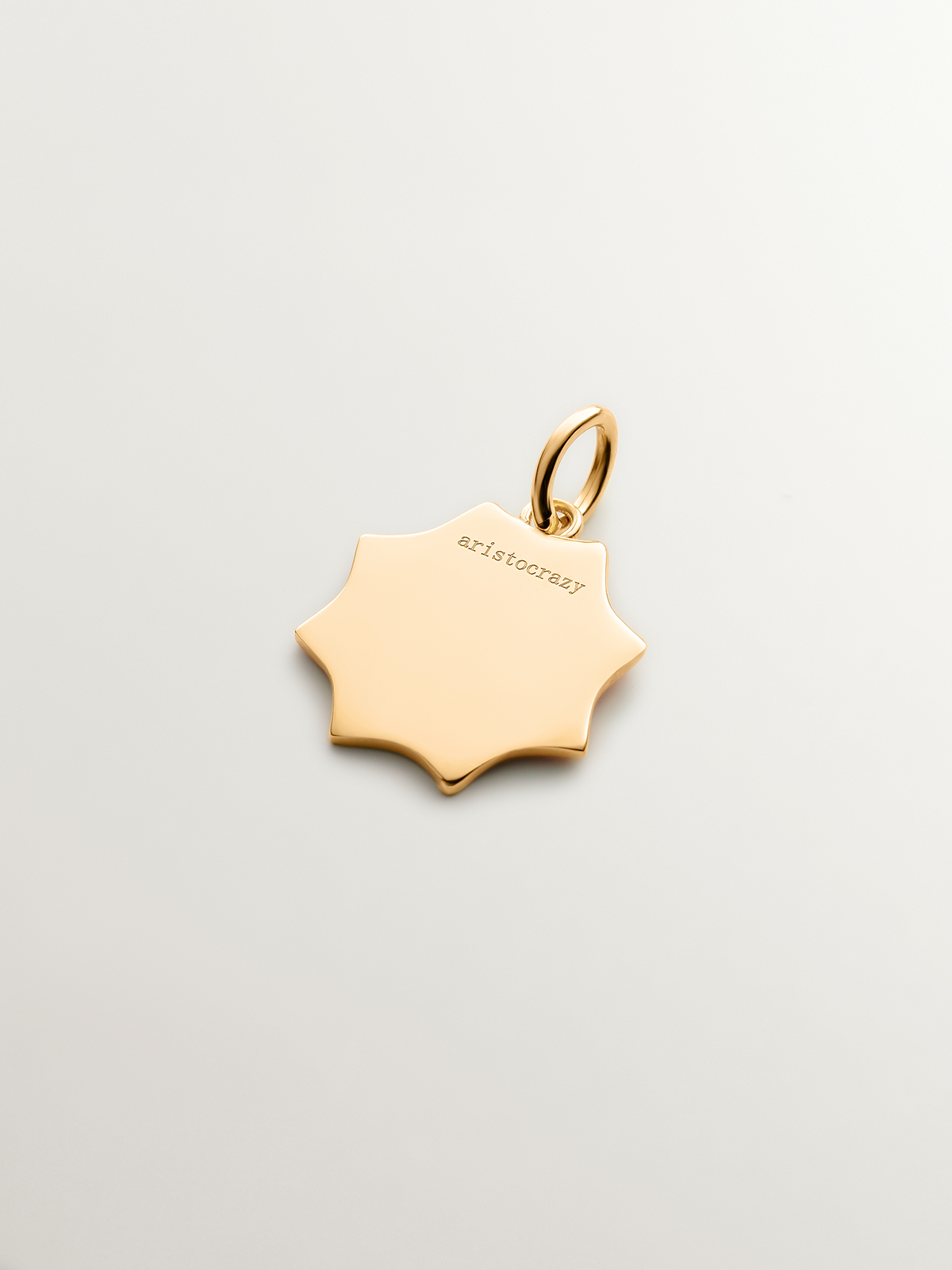Charm de plata 925 bañada en oro amarillo de 18K con inicial C y esmalte amarillo con forma de estrella