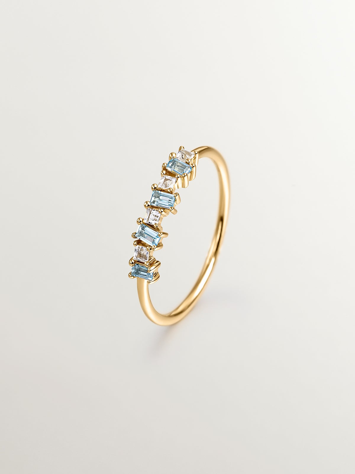 Anillo de plata 925 bañada en oro amarillo de 18K con topacios azul swiss y blancos