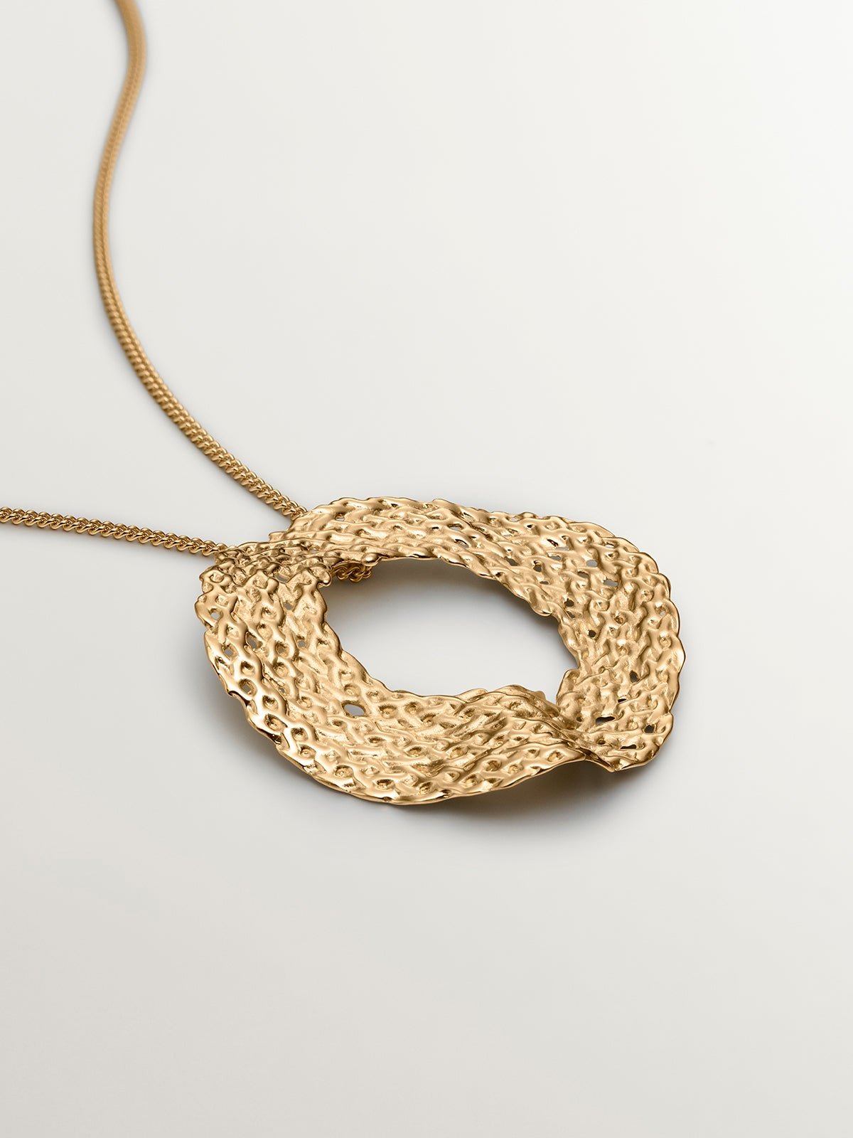925 Silver pendant bathed in 18K yellow gold with wicker texture.