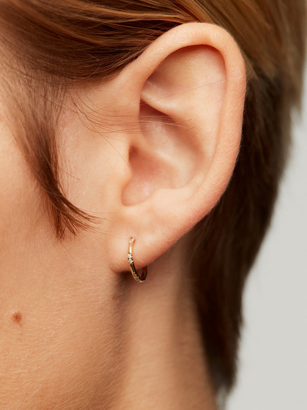 Individual 18K yellow gold hoop earring with diamonds