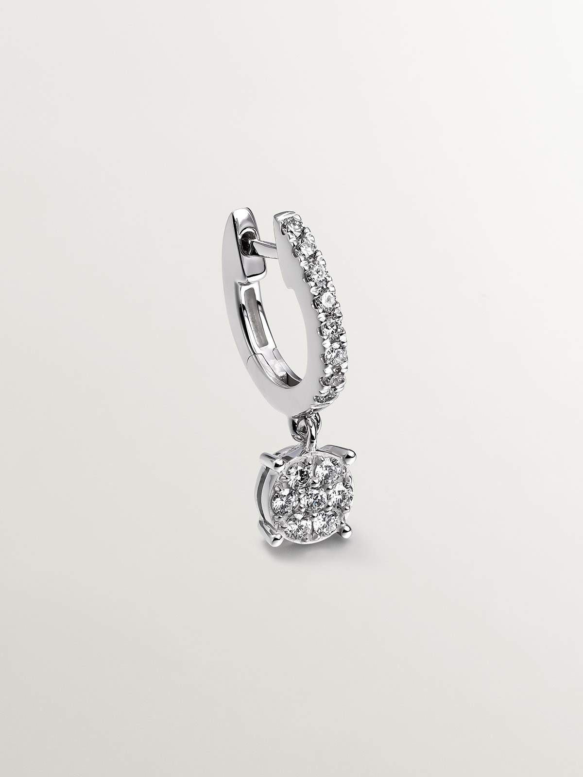Individual 18K white gold earring with diamond pavé and hanging diamond.